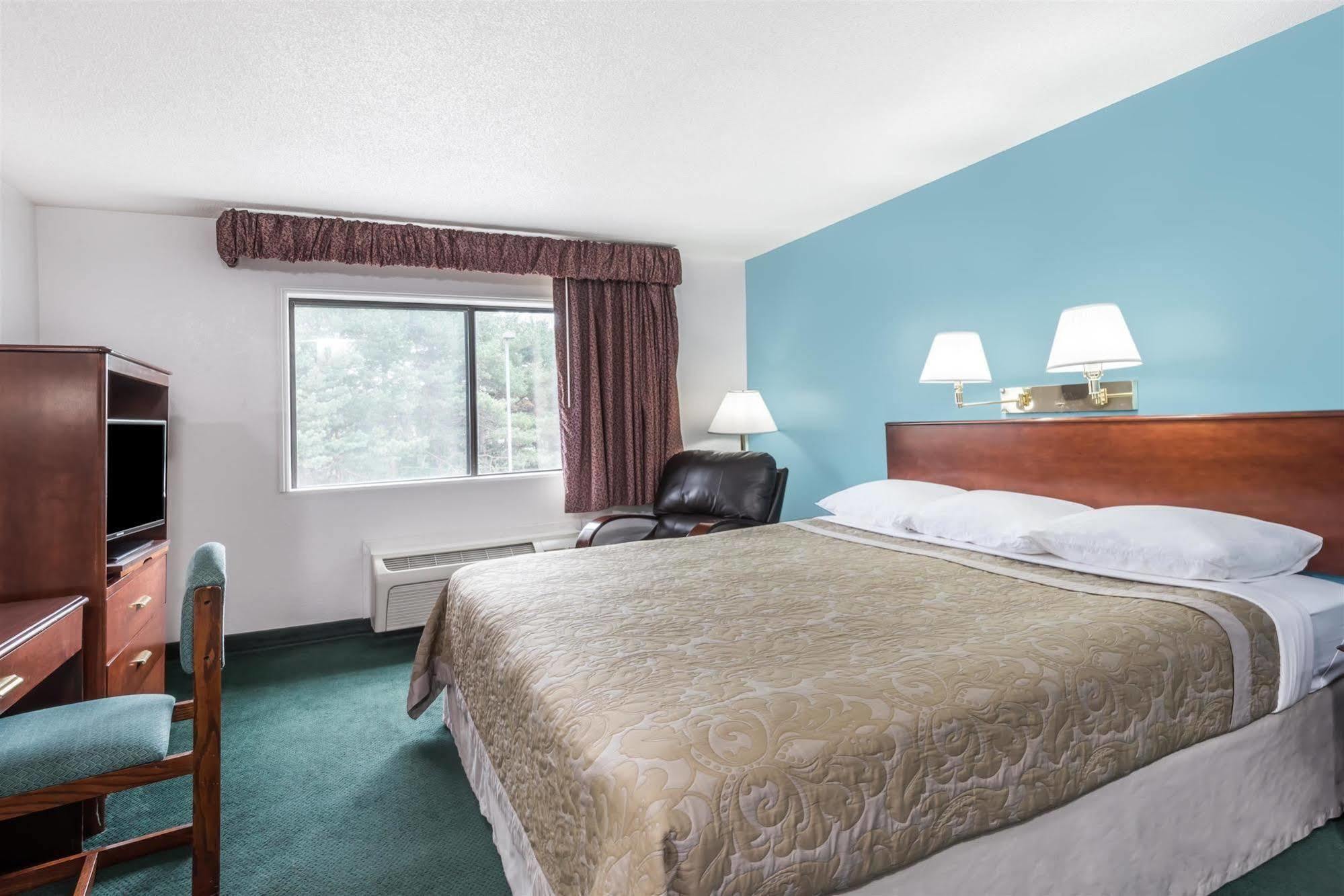 Отель Super 8 By Wyndham Portland/Westbrook Area Экстерьер фото