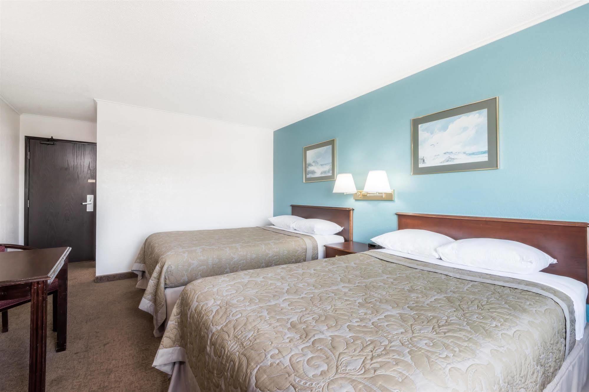 Отель Super 8 By Wyndham Portland/Westbrook Area Экстерьер фото