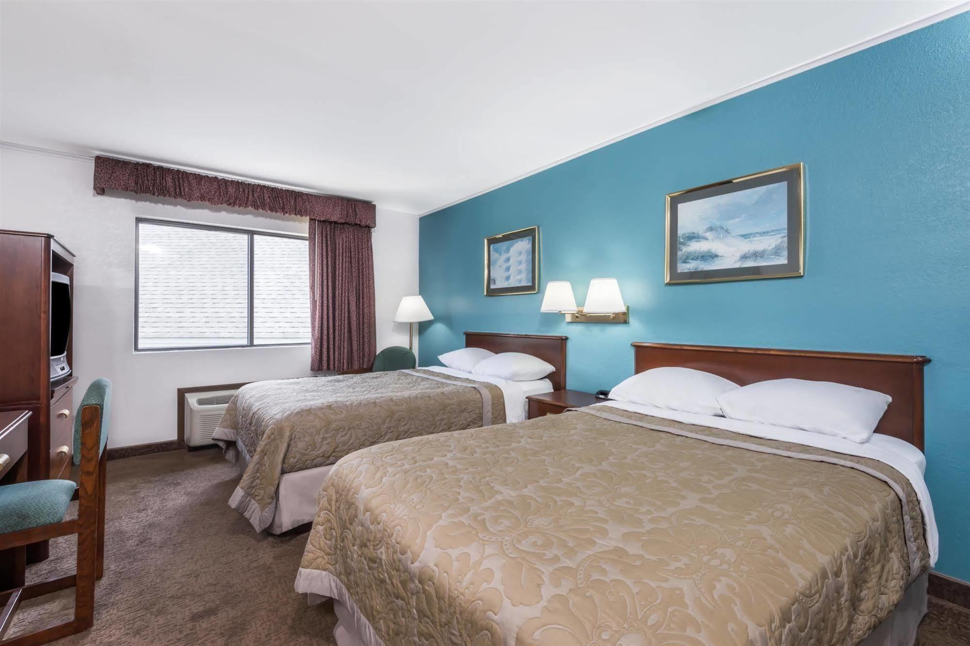 Отель Super 8 By Wyndham Portland/Westbrook Area Экстерьер фото