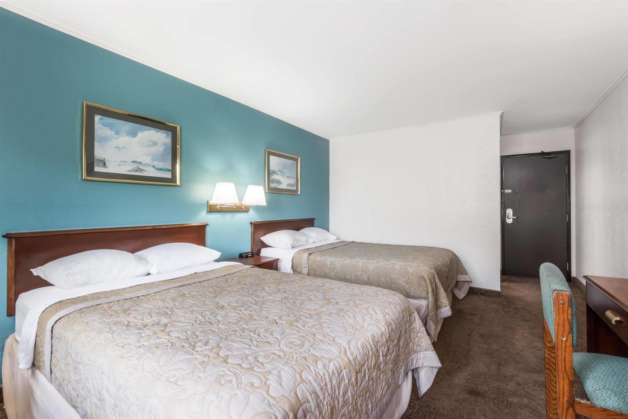 Отель Super 8 By Wyndham Portland/Westbrook Area Экстерьер фото